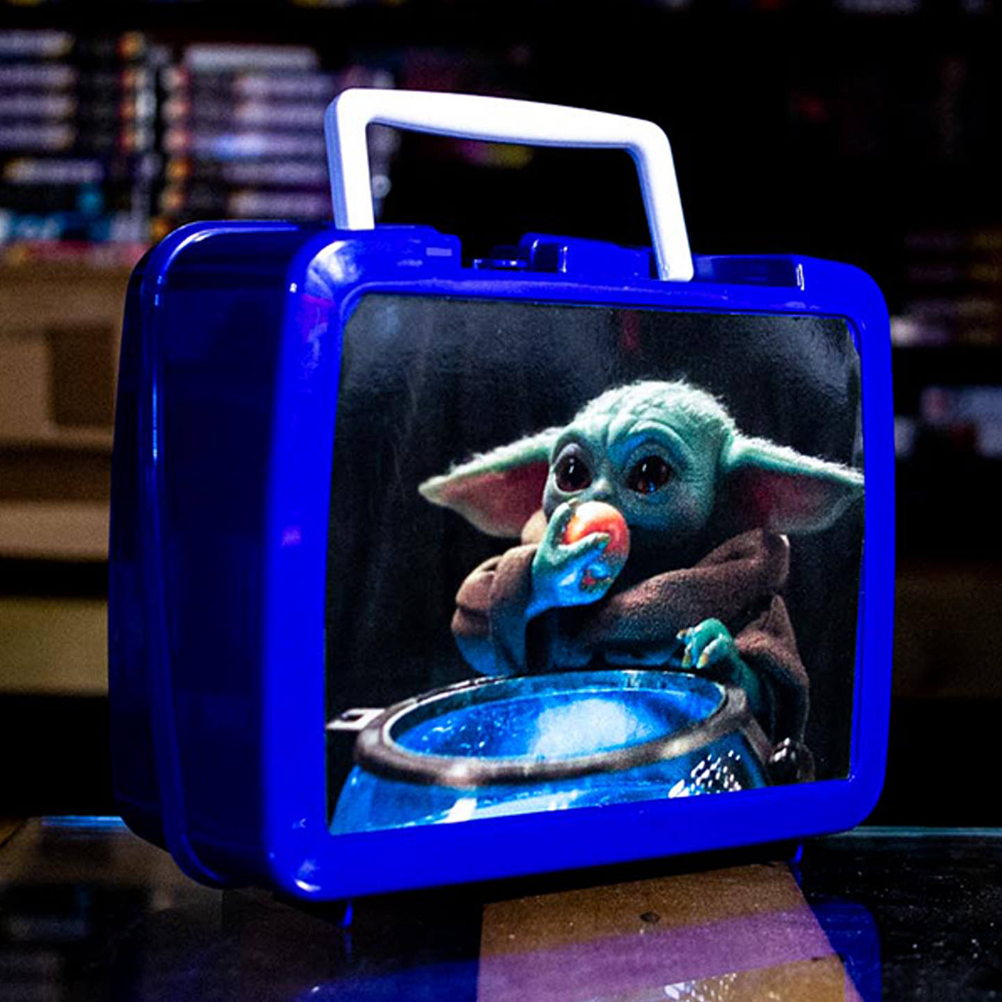 Mandalorian Lunchbox — lunchbox — interior and latch detail — VCR Zone